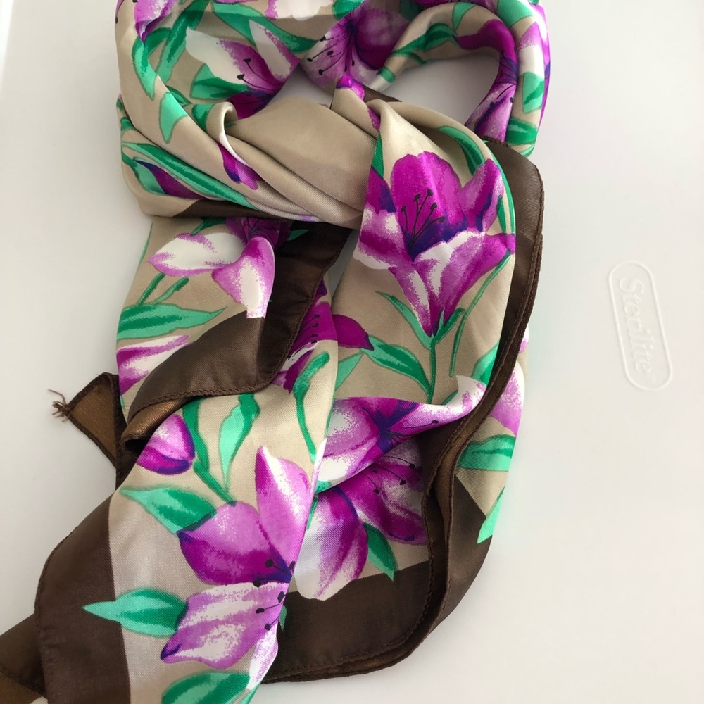 Fashion square satin/polyester scarf 34”x34” NWOT